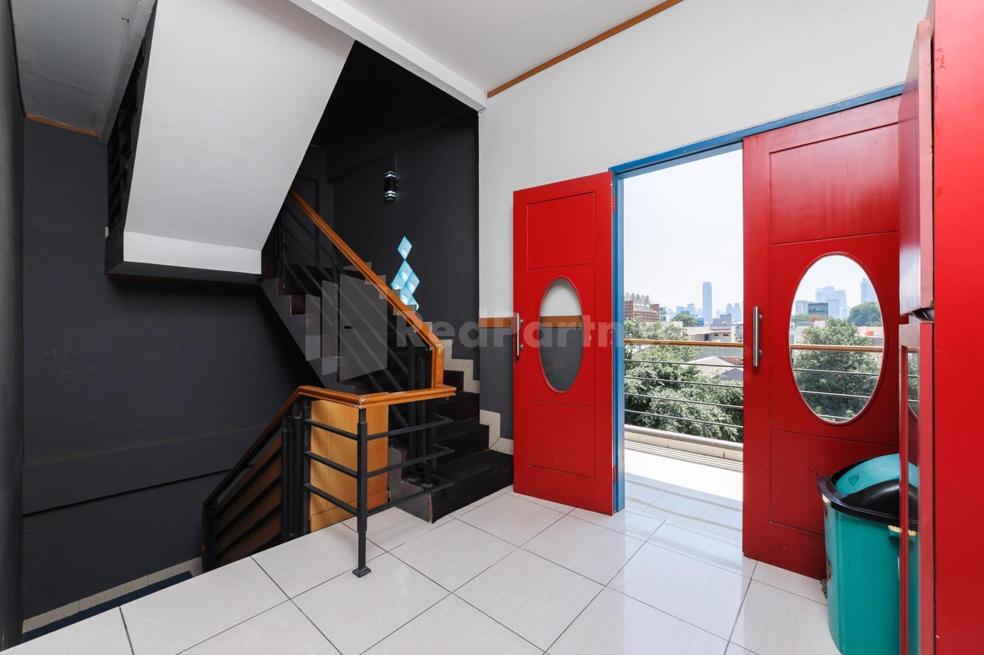Ian Hotel Jaksa Mitra Reddoorz Джакарта Экстерьер фото