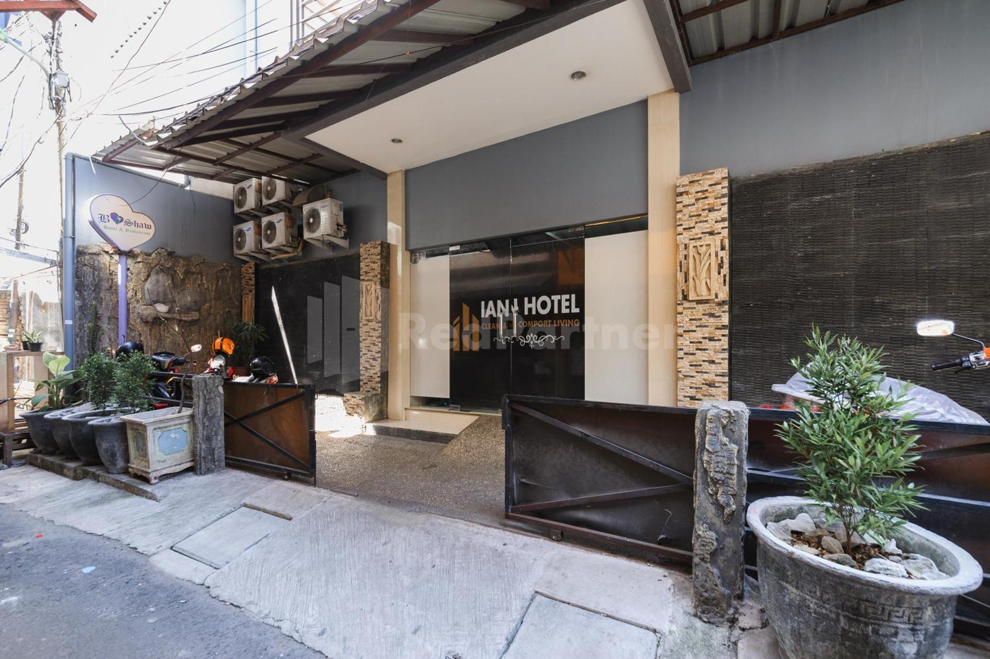 Ian Hotel Jaksa Mitra Reddoorz Джакарта Экстерьер фото
