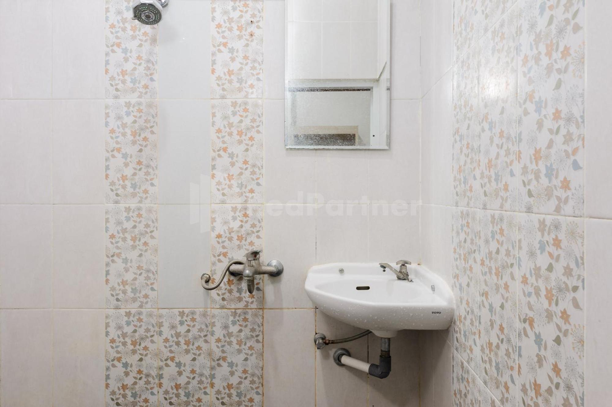 Ian Hotel Jaksa Mitra Reddoorz Джакарта Экстерьер фото